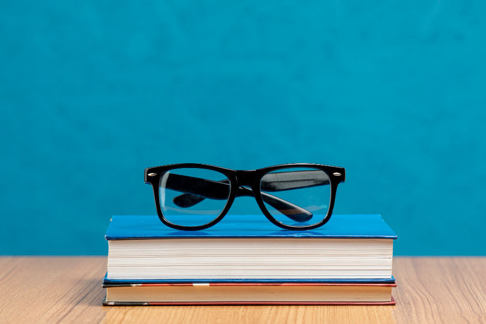 Kitap Okuma Gözlüğü Nedir? Neden Kullanılmalı?